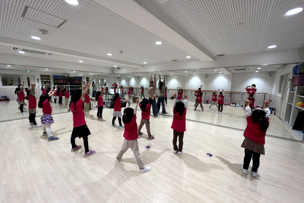 チアダンスのレッスン風景